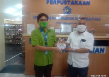 Dekan FISIP Serahkan Buku ‘Silua Politik’ ke Perpustakaan UMSU