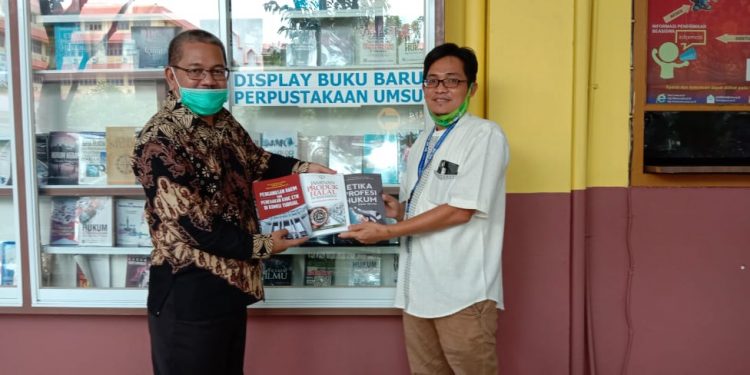 Anggota Komisi Yudisial Sumbang Buku ke Perpustakaan UMSU