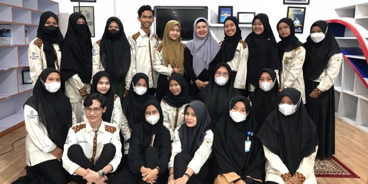 RELAWAN PERPUSTAKAAN UMSU GELAR  PELATIHAN PUBLIC SPEAKING DI BI CORNER UMSU