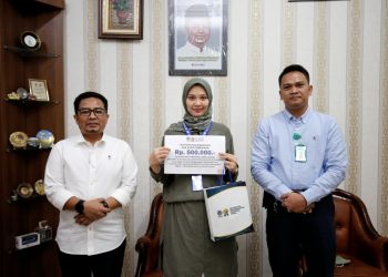 Wakil Rektor II UMSU Prof. Dr Akrim M.Pd Mewakili Rektor Memberikan Apresiasi Kepada Pustakawan UMSU Nurhidayah S.Sos