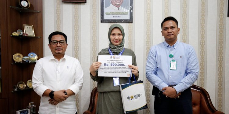 Wakil Rektor II UMSU Prof. Dr Akrim M.Pd Mewakili Rektor Memberikan Apresiasi Kepada Pustakawan UMSU Nurhidayah S.Sos