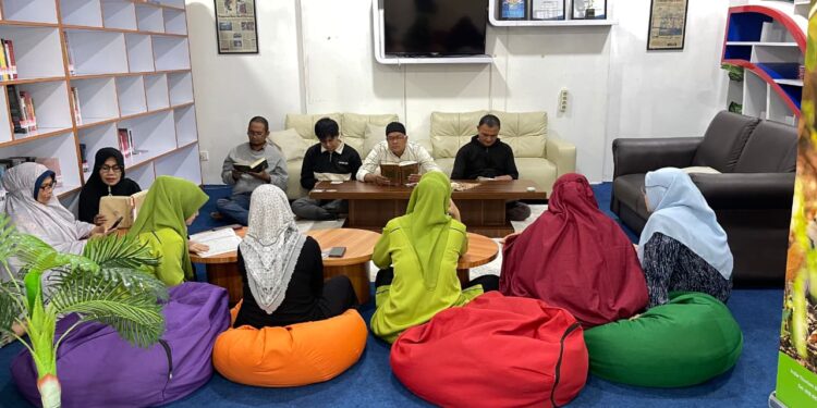 Bukan Sekadar Pelayanan, Staf Perpustakaan UMSU Jaga Kehangatan Ramadan Lewat Tadarus Bersama